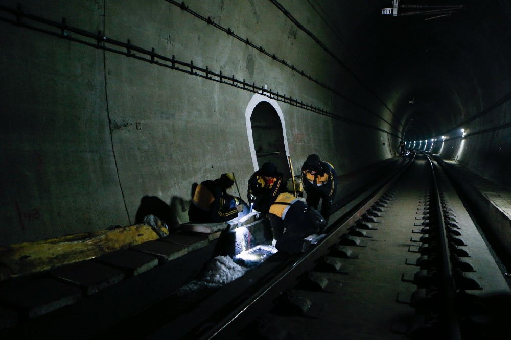 称多铁路运营隧道病害现状